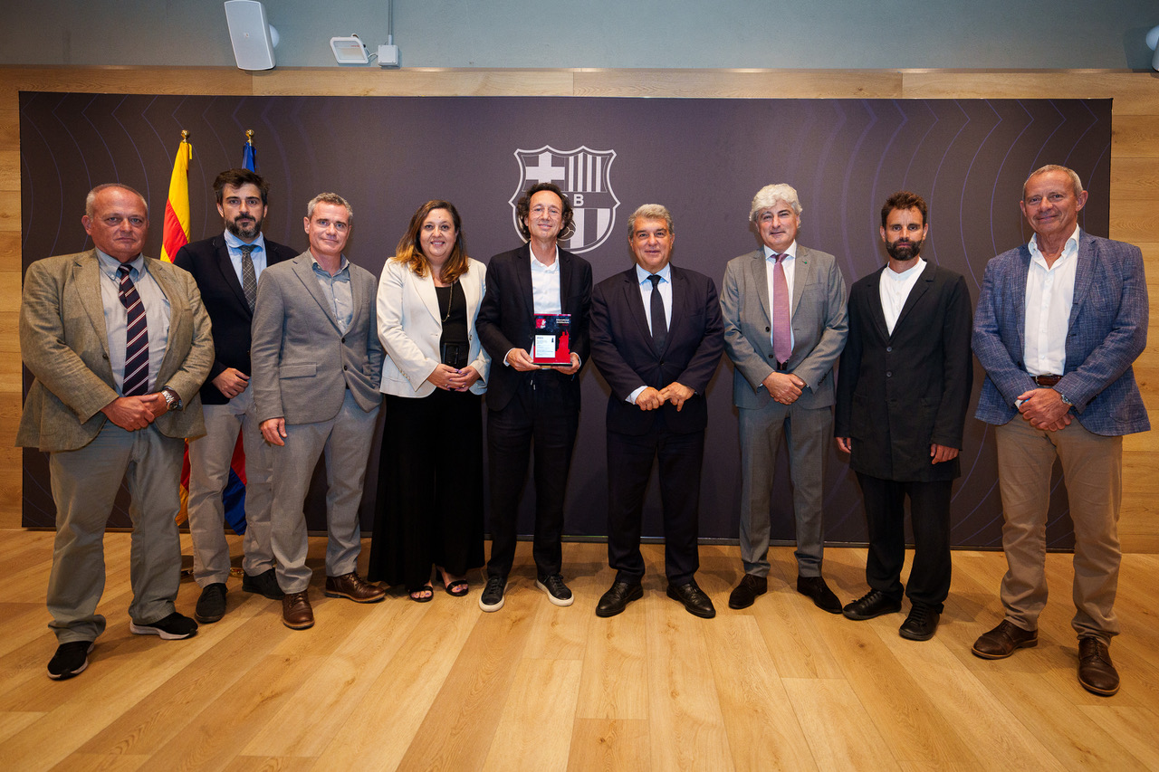 El Fc Barcelona Recibe A Los Autores Del Proyecto Del Spotify Camp Nou