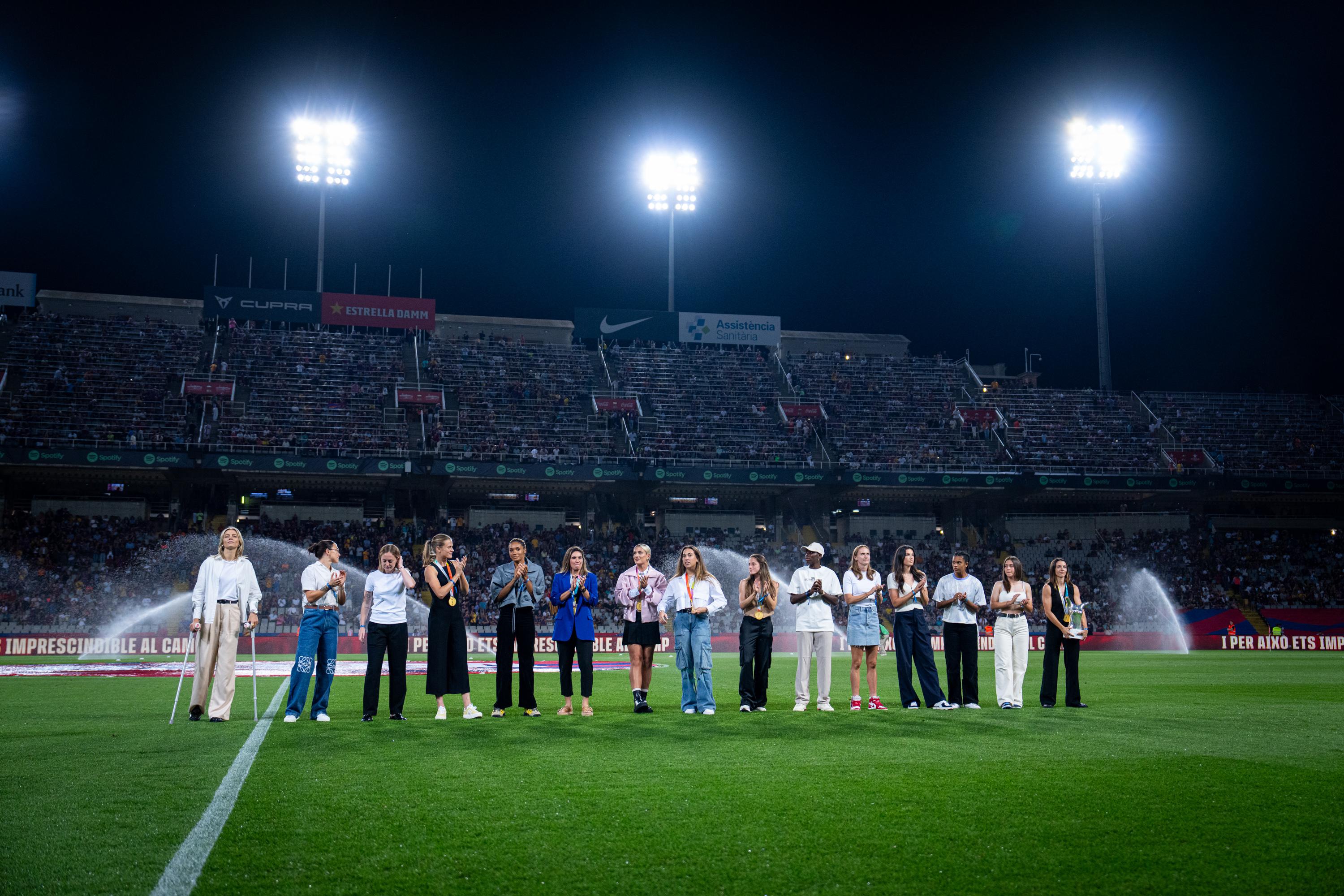 Les Mundialistes Blaugranes Homenatjades A L Estadi Ol Mpic Llu S Companys