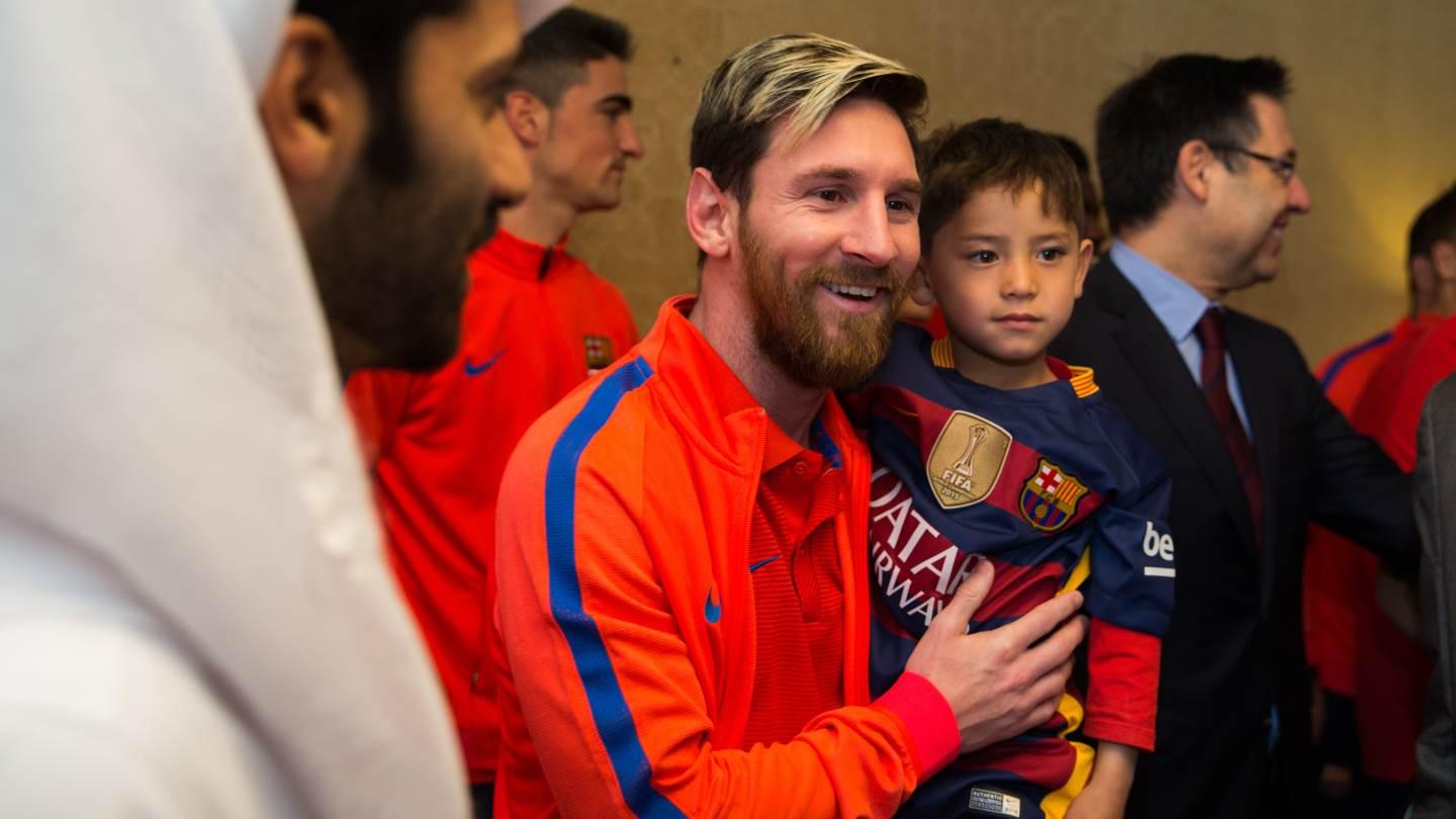 Messi regala su camiseta al niño afgano de la bolsa