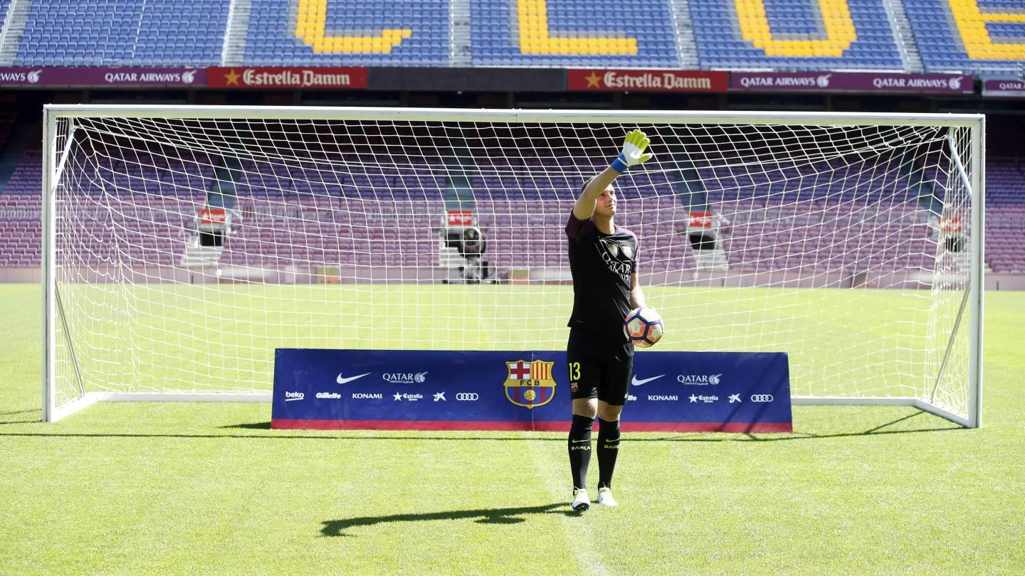 Jasper Cillessen Makes First Appearance On The Camp Nou Pitch