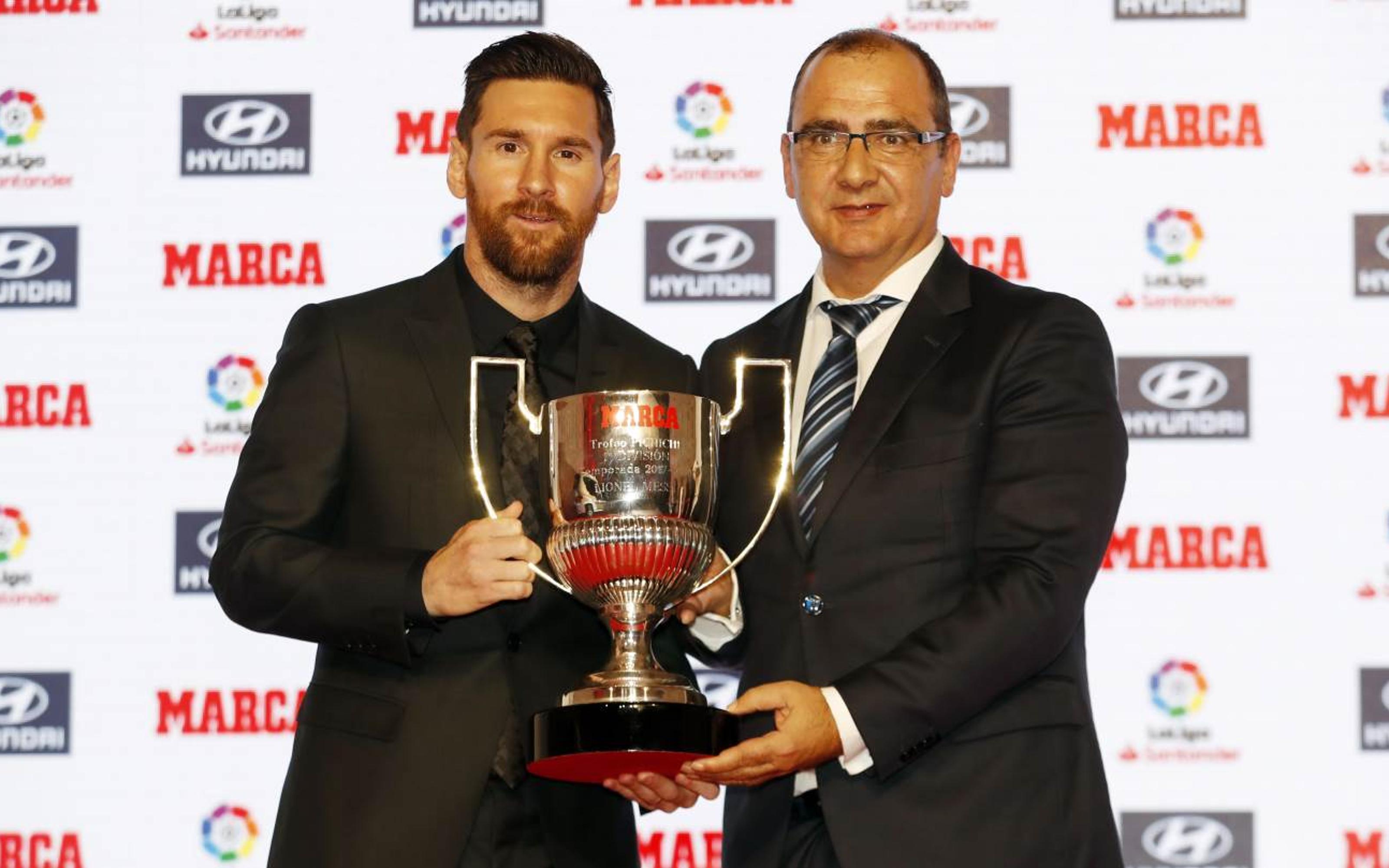 Leo Messi receives 2017-18 Pichichi Trophy