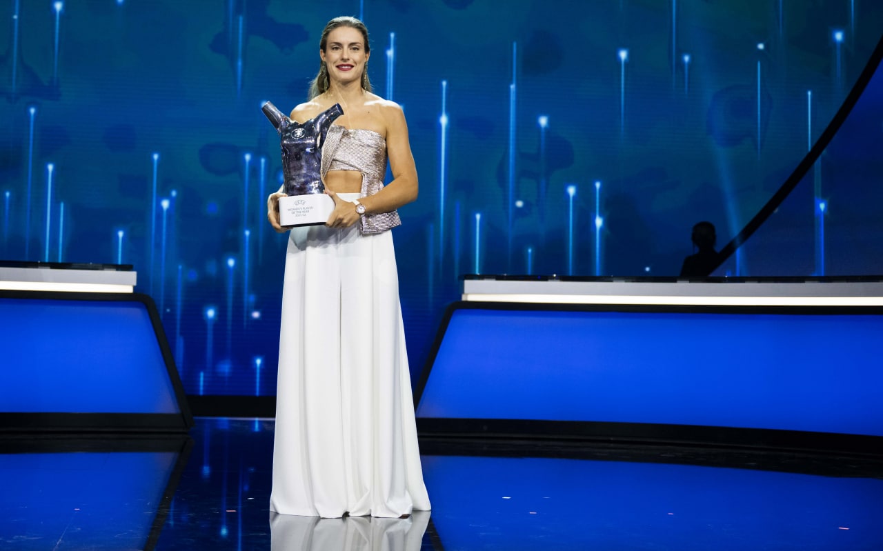 Alexia receiving the 2021/22 UEFA Women's Player of the Year award