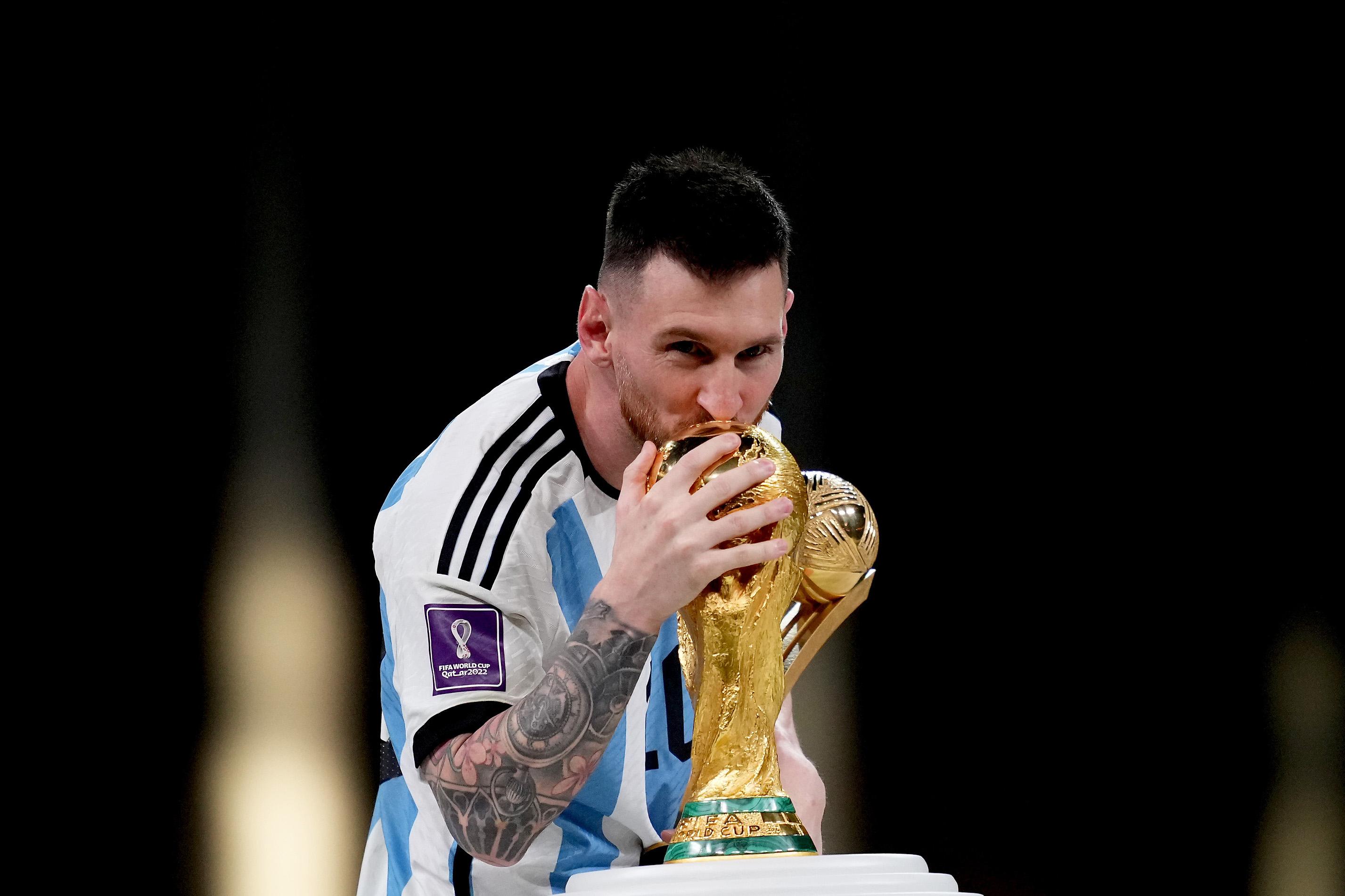 Lionel Messi gana el Balón de Oro 2021 e impone récord con su séptimo trofeo