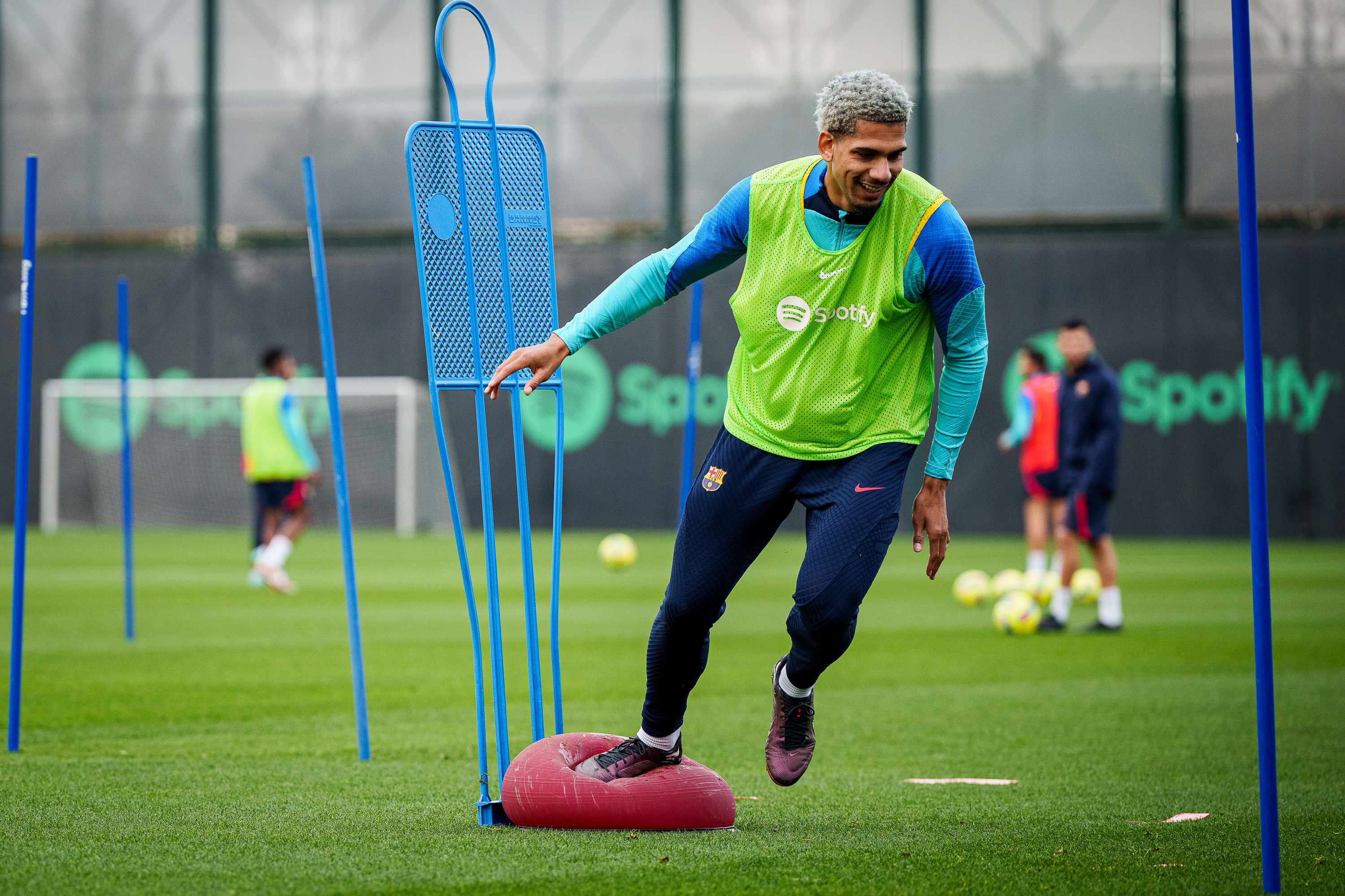 Araujo and Lewandowski, the big news in the call-up for the derby