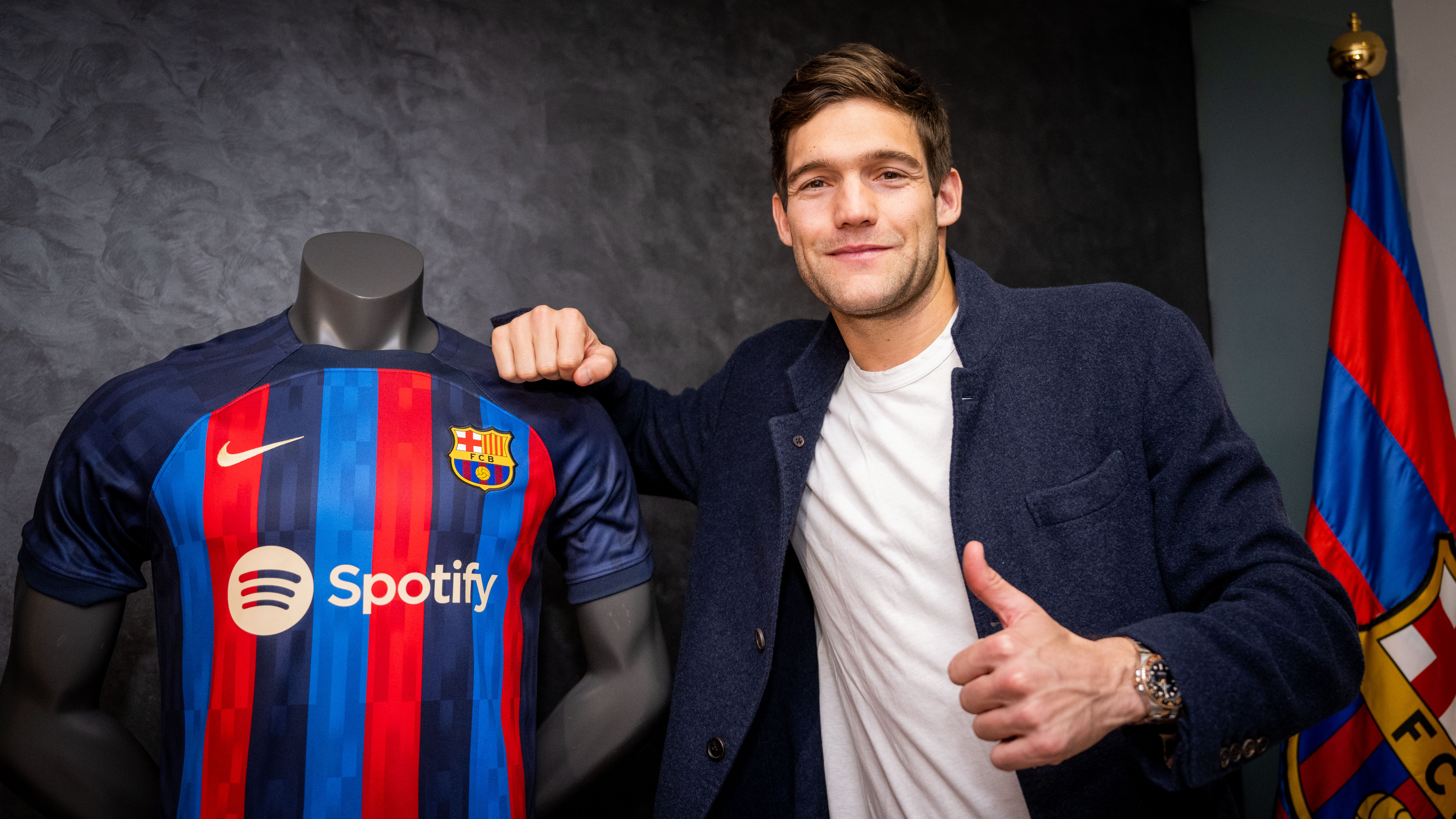 Football contract. Алонсо Барселона. Marcos Alonso Barcelona. Алонсо 2024. Маркос Алонсо палец вверх.