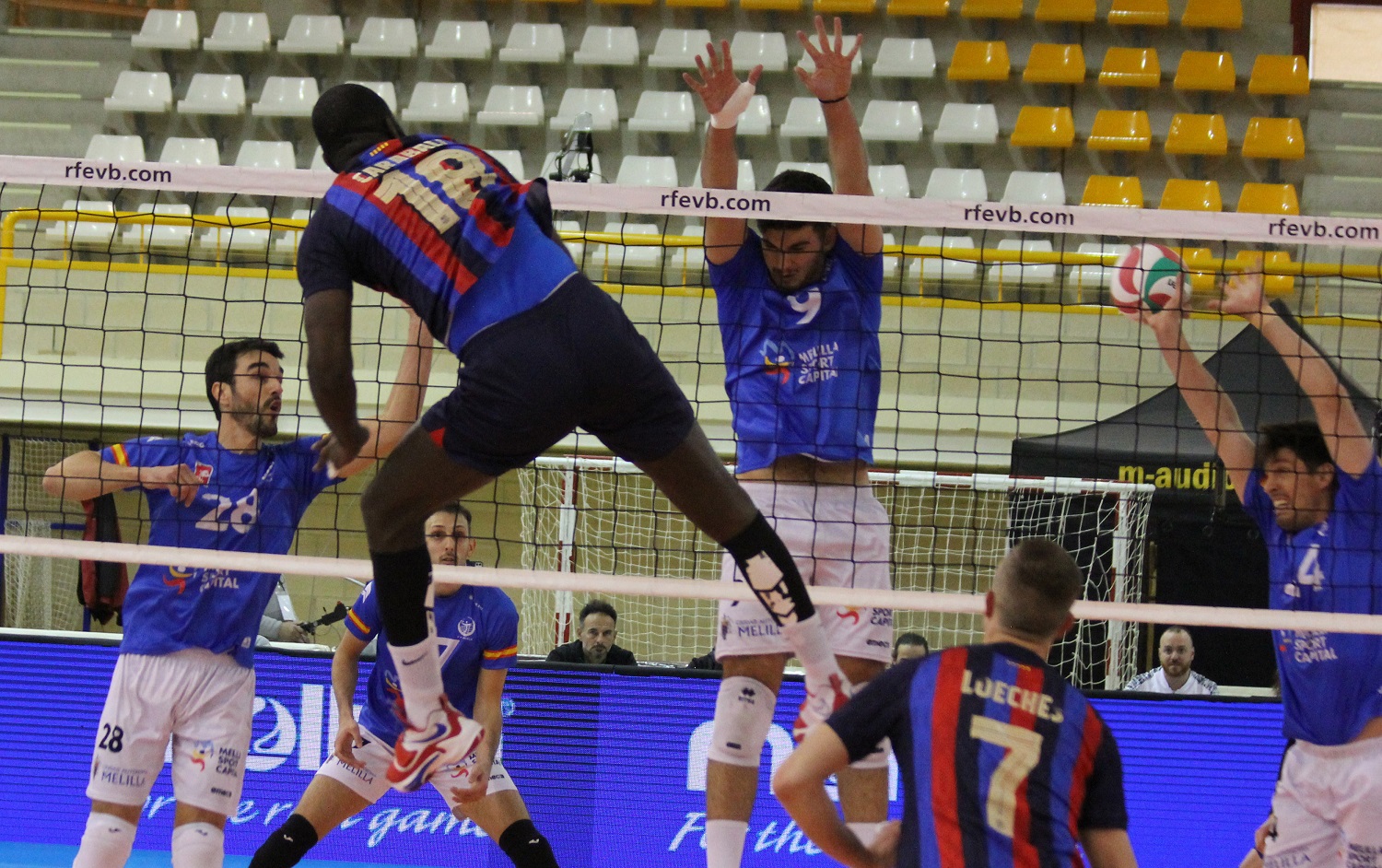 Derrota del Cajasol Voley en el 'tie break' frente a un gran CVB Barça (2-3)