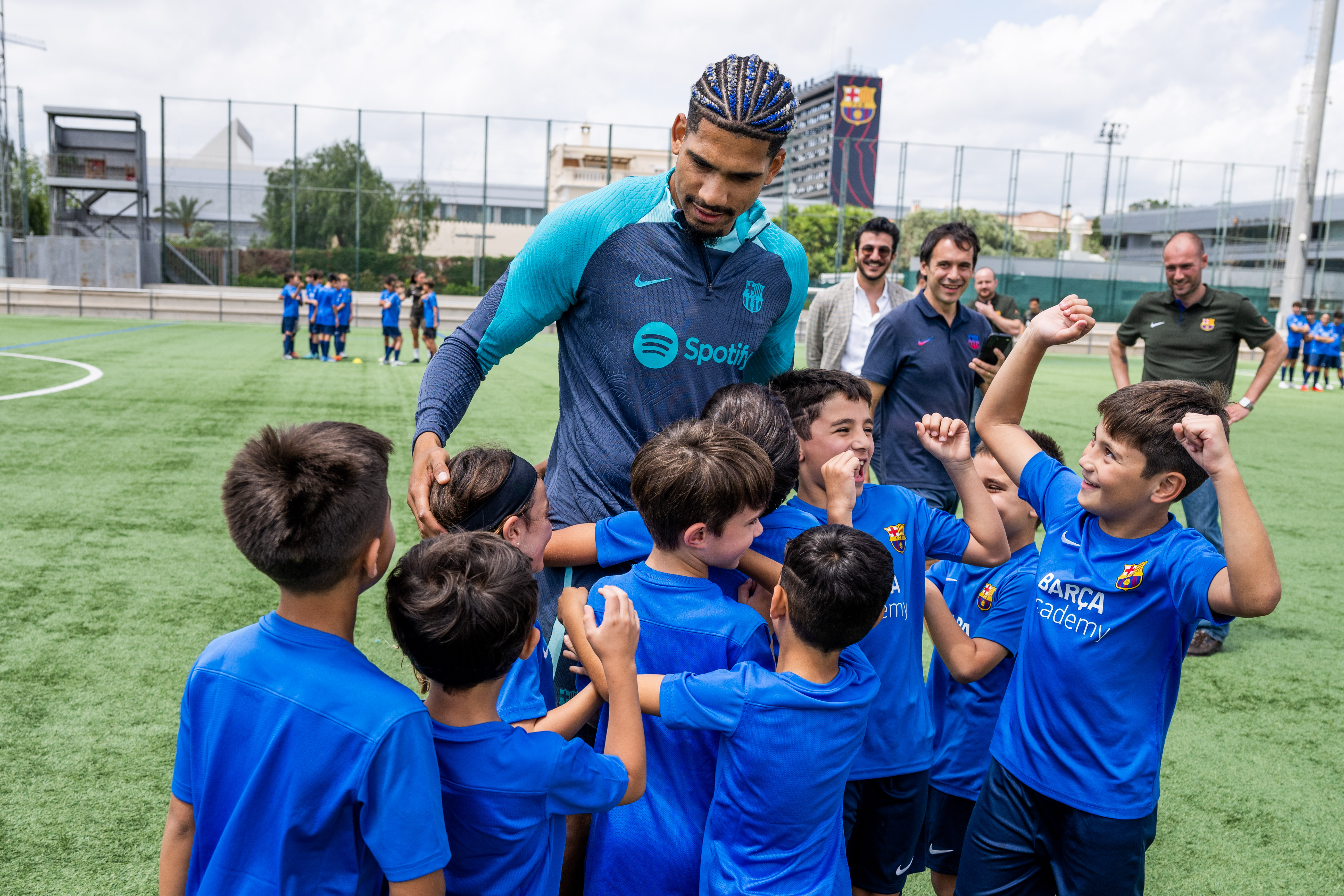 Ronald Araujo visits Barça Academy campus