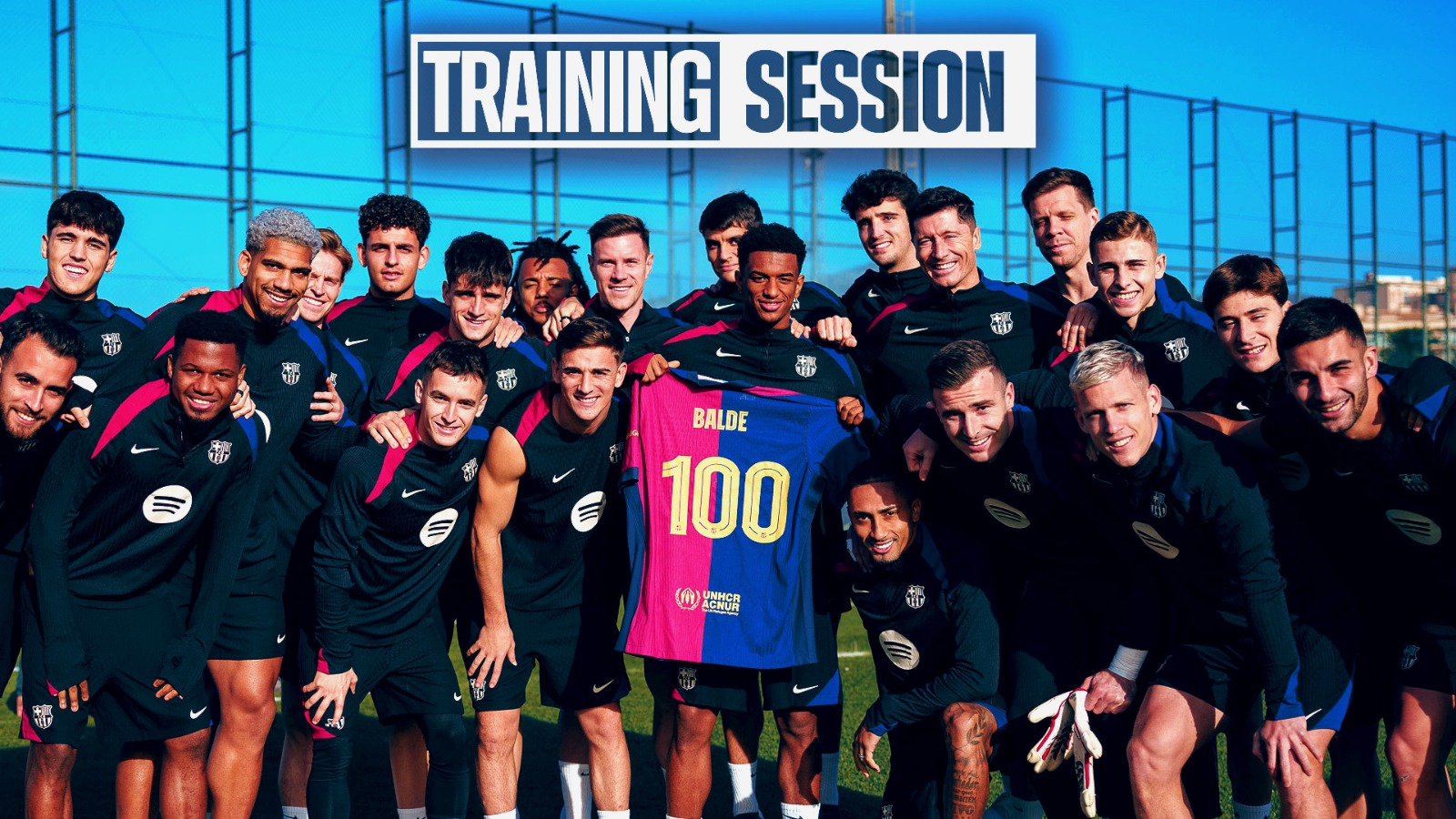 Balde Recibe La Camiseta De Los Partidos En Una Sesi N Previa Al Bar A Atl Tico