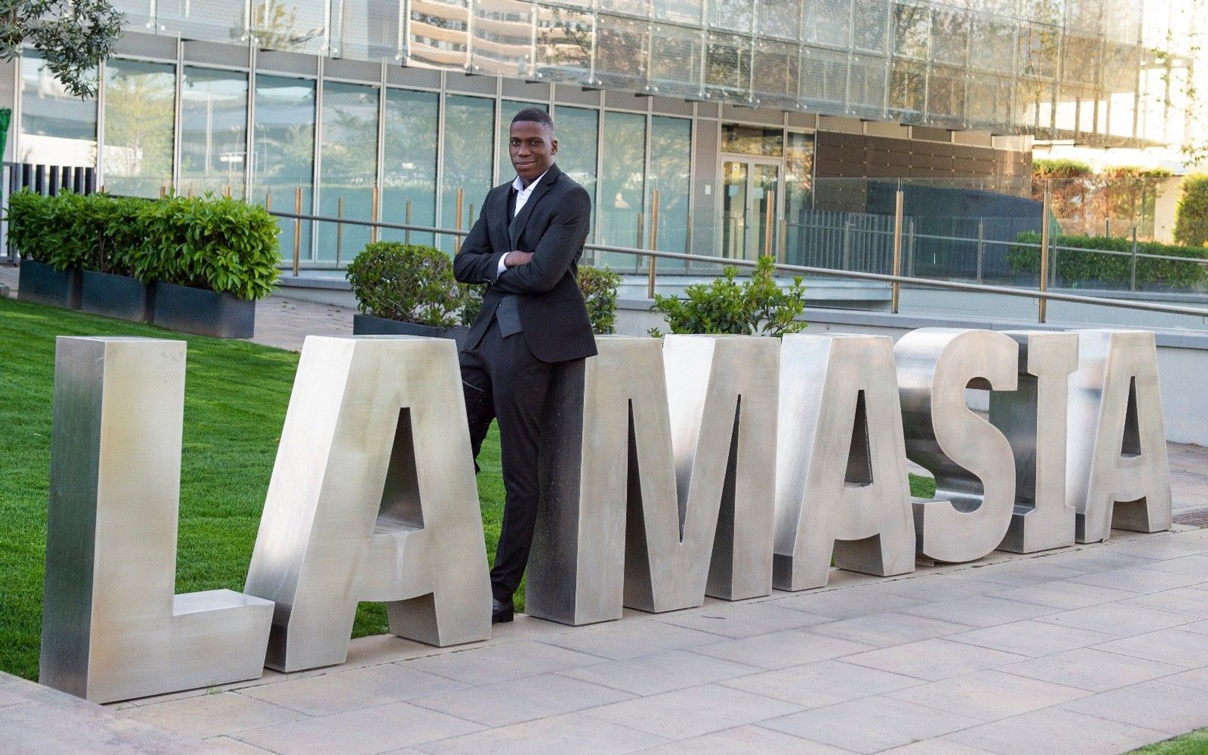 Ilaix Moriba el día de su renovación con el club azulgrana (Foto: FC Barcelona).