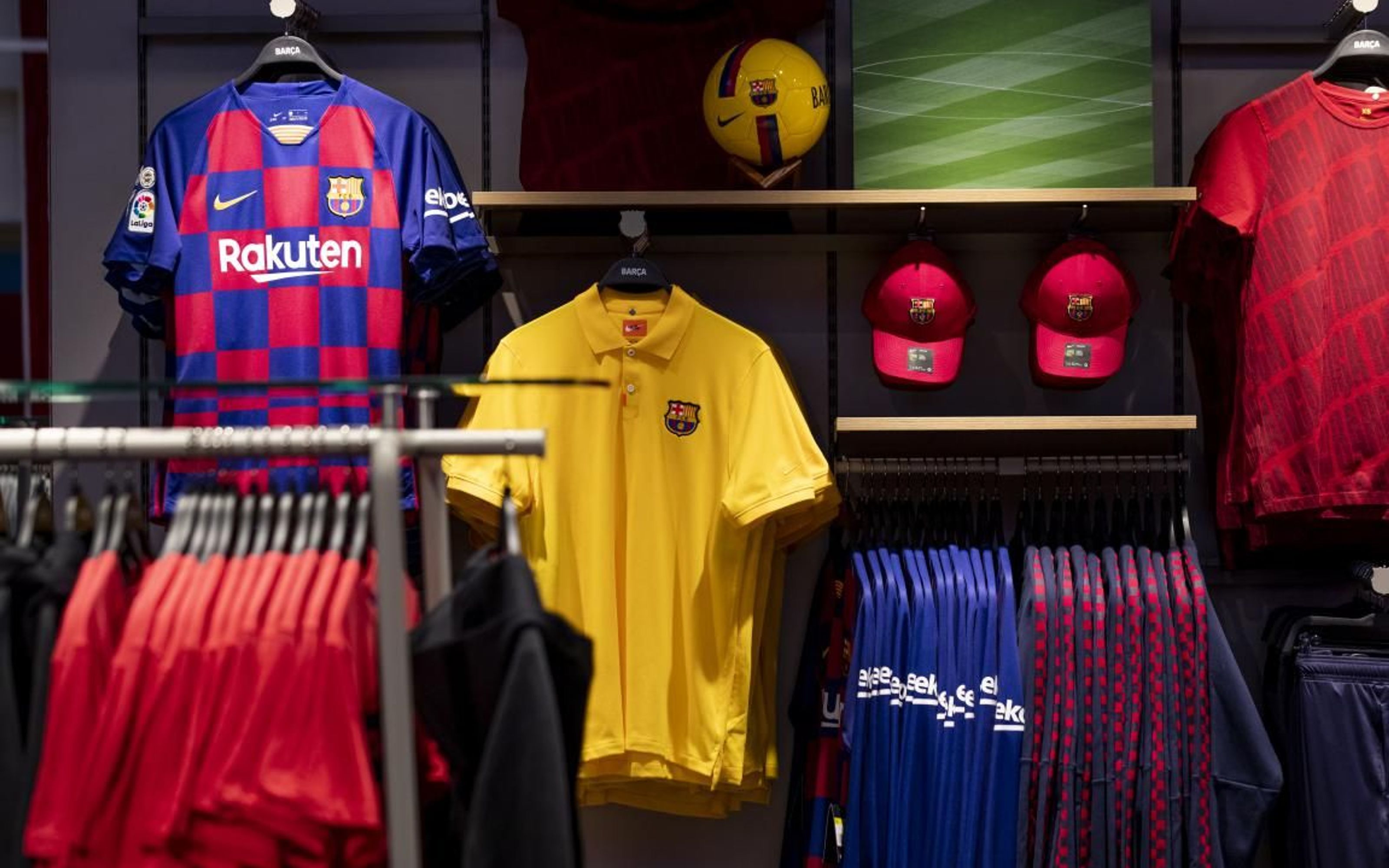 Barcelona shop. Магазин Барселоны. Магазин Барселоны в Барселоне. Бутики Барселоны.