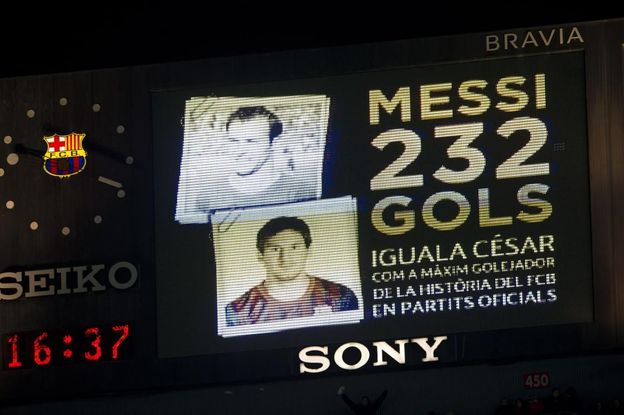 Het scorebord in Camp Nou op de dag dat Messi César voorbijstreefde als Barça's topscorer aller tijden.