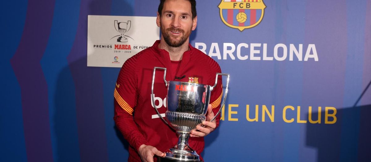 Leo Messi receives the Pichichi 2019/20 award