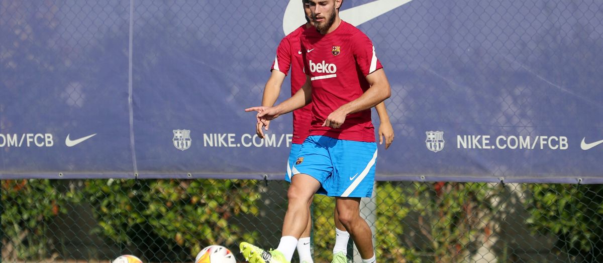 Oscar Mingueza joins training