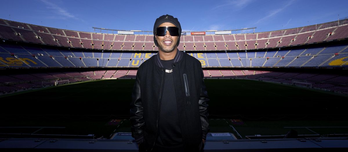 Ronaldinho visits Camp Nou