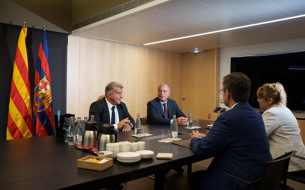 Encuentro del presidente Joan Laporta y la Consellera de Cultura Natàlia  Garriga para el fomento del catalán