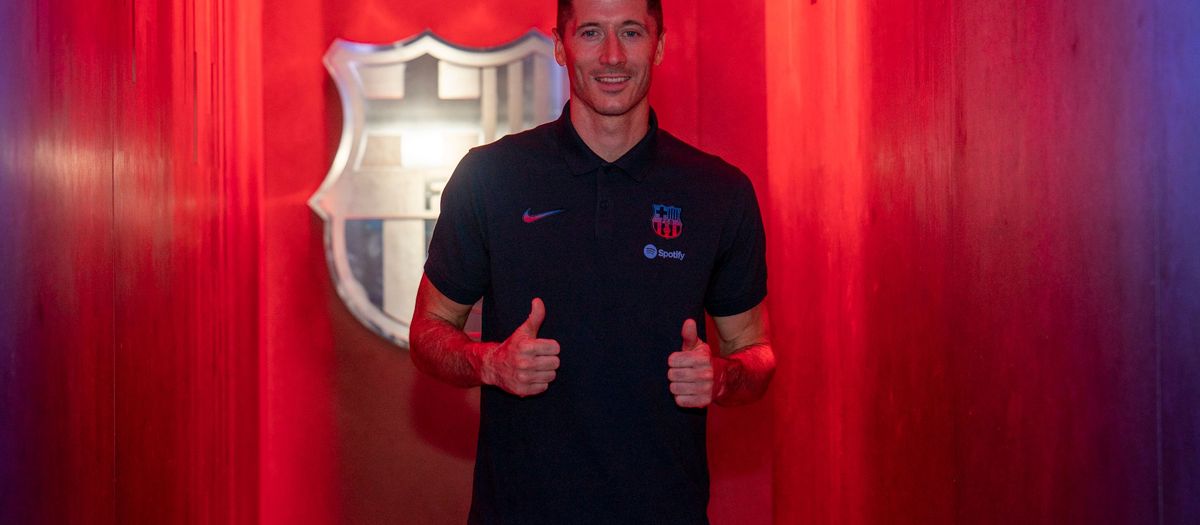 Lewandowski visite le Musée et la Boutique du Spotify Camp Nou