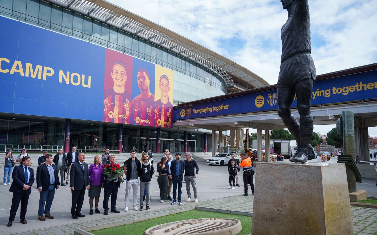 Floral tribute at Johan Cruyff statue