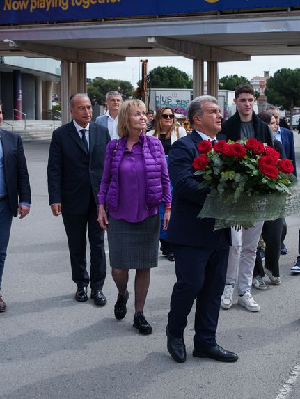 Floral tribute at Johan Cruyff statue