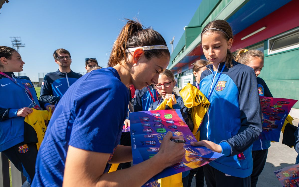 Las jugadoras de la Barça World Cup femenina conocen a las estrellas del primer equipo