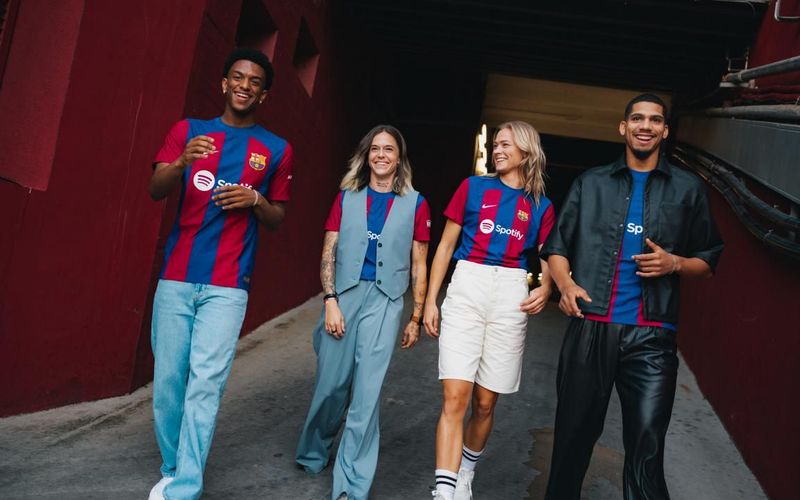 Camiseta FC Barcelona 23-24: De los pioneros al futuro
