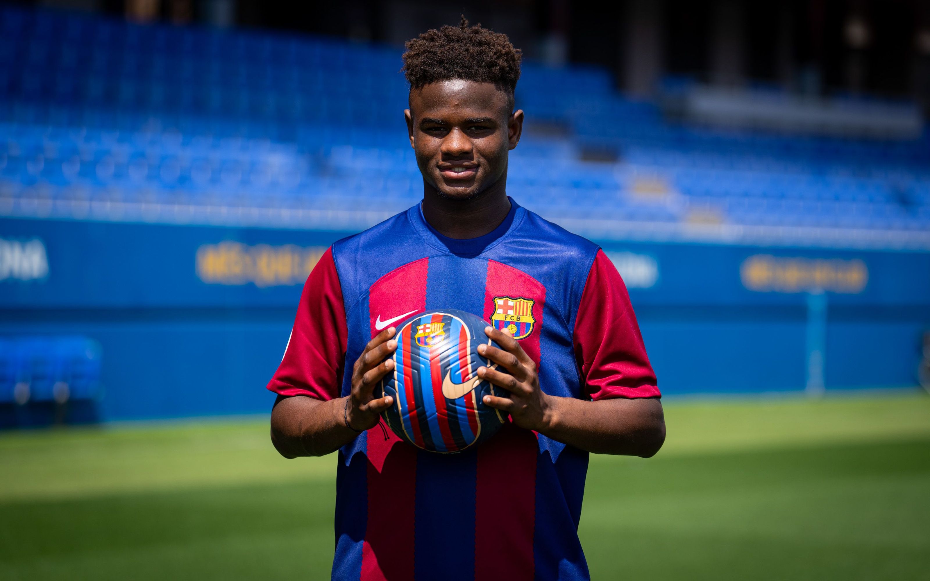 Mikayil Faye signs for Barça Atlètic