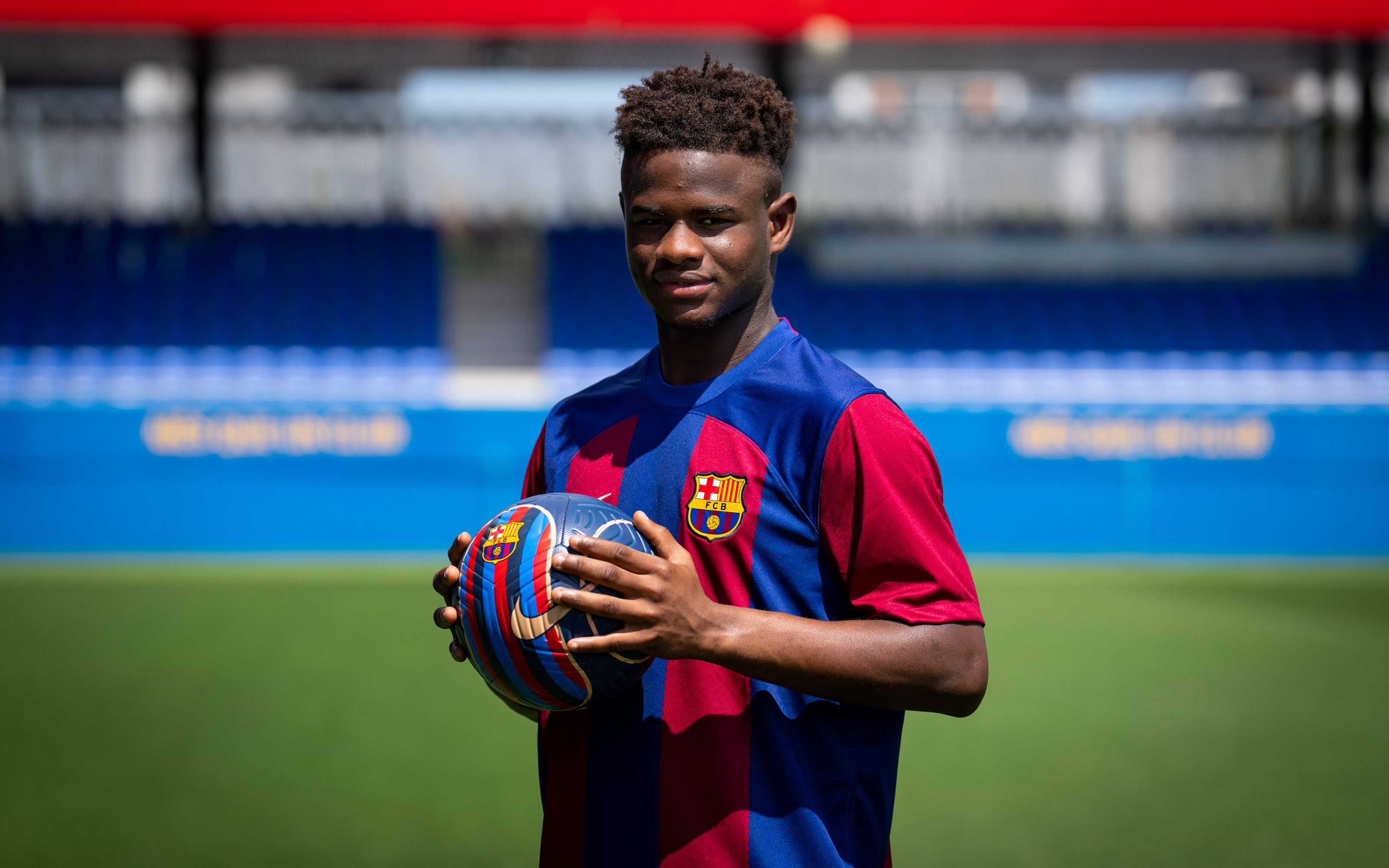 Mikayil Faye signs for Barça Atlètic