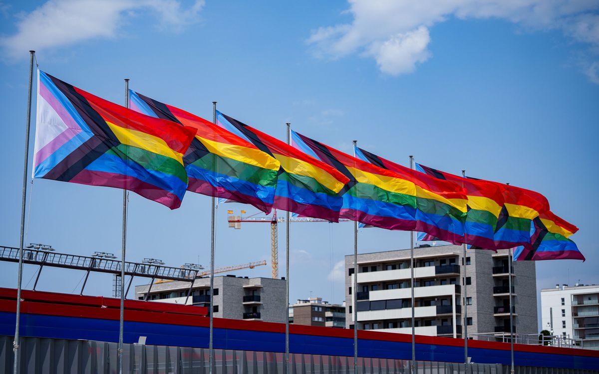 El FC Barcelona celebra el Dia de l’Orgull LGTBIQ+ hissant la bandera irisada