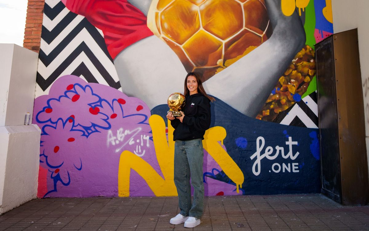 Aitana Bonmatí visita por primera vez el mural que el FC Barcelona le ha dedicado como mejor jugadora del mundo