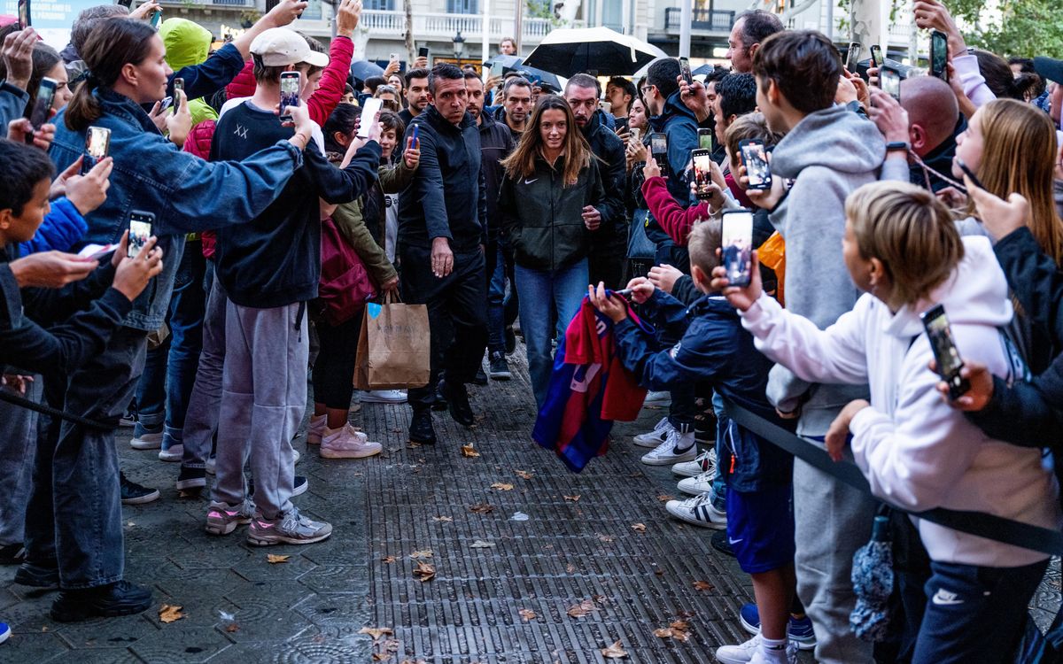 A multitude of fans gather to meet Aitana Bonmatí at the Passeig de Gràcia Barça Store