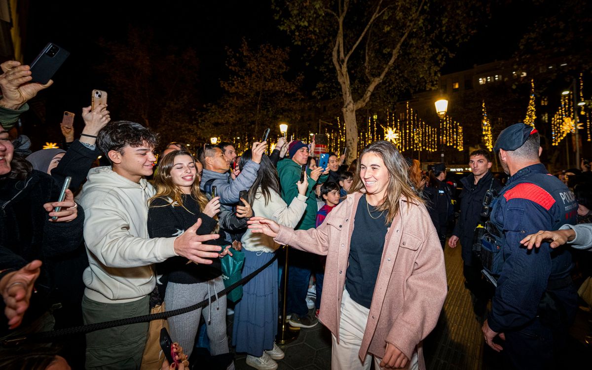 Mariona, Paralluelo and Walsh welcomed by hundreds of fans at the Passeig de Gràcia Barça Store
