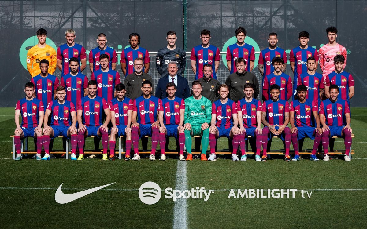 El primer equip es fa la foto oficial de la temporada 2023/24