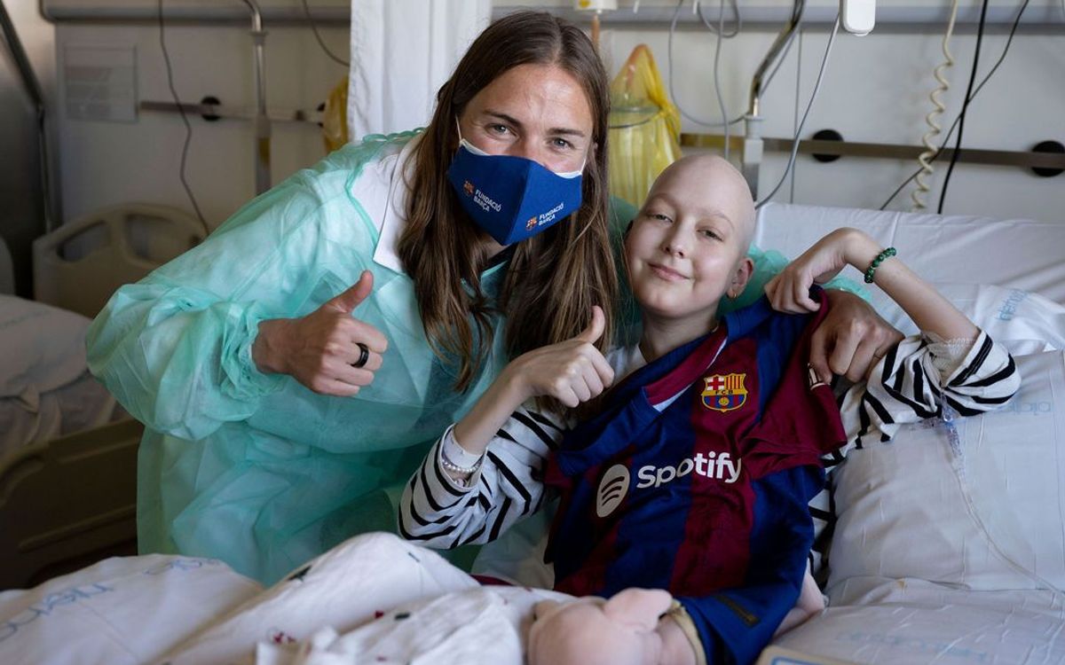 Irene Paredes pays surprise visit to a young cancer patient at Sant Pau Hospital