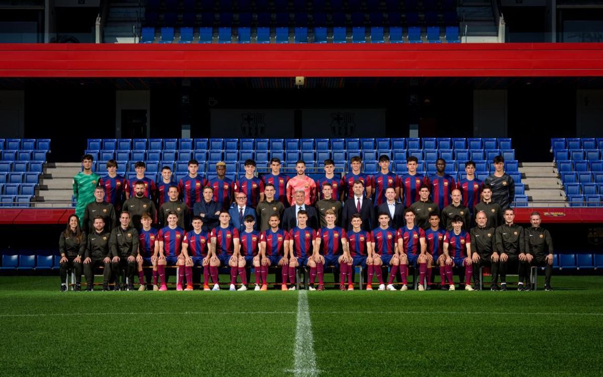 El Barça Atlètic se hace la foto oficial con Joan Laporta