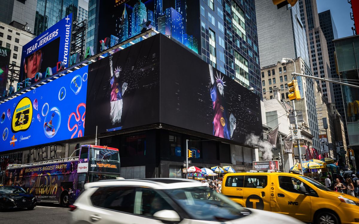 Les écrans géants de Times Square diffusent l'image de la Statue de la Liberté vêtue du maillot du Barça avant le Clasico