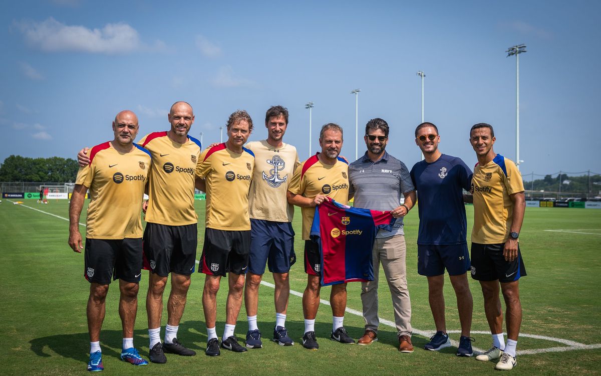 Hansi Flick i el seu staff lliuren una samarreta del Barça a l’staff tècnic de la Navy Academy.