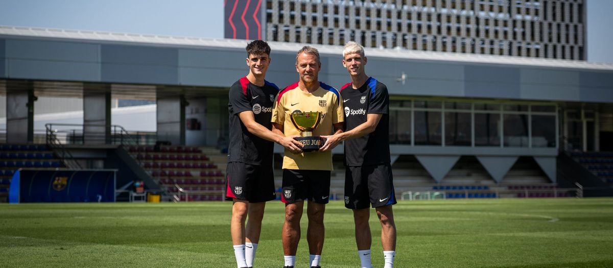 Flick, Olmo and Pau Víctor pose for photo with the Joan Gamper Trophy