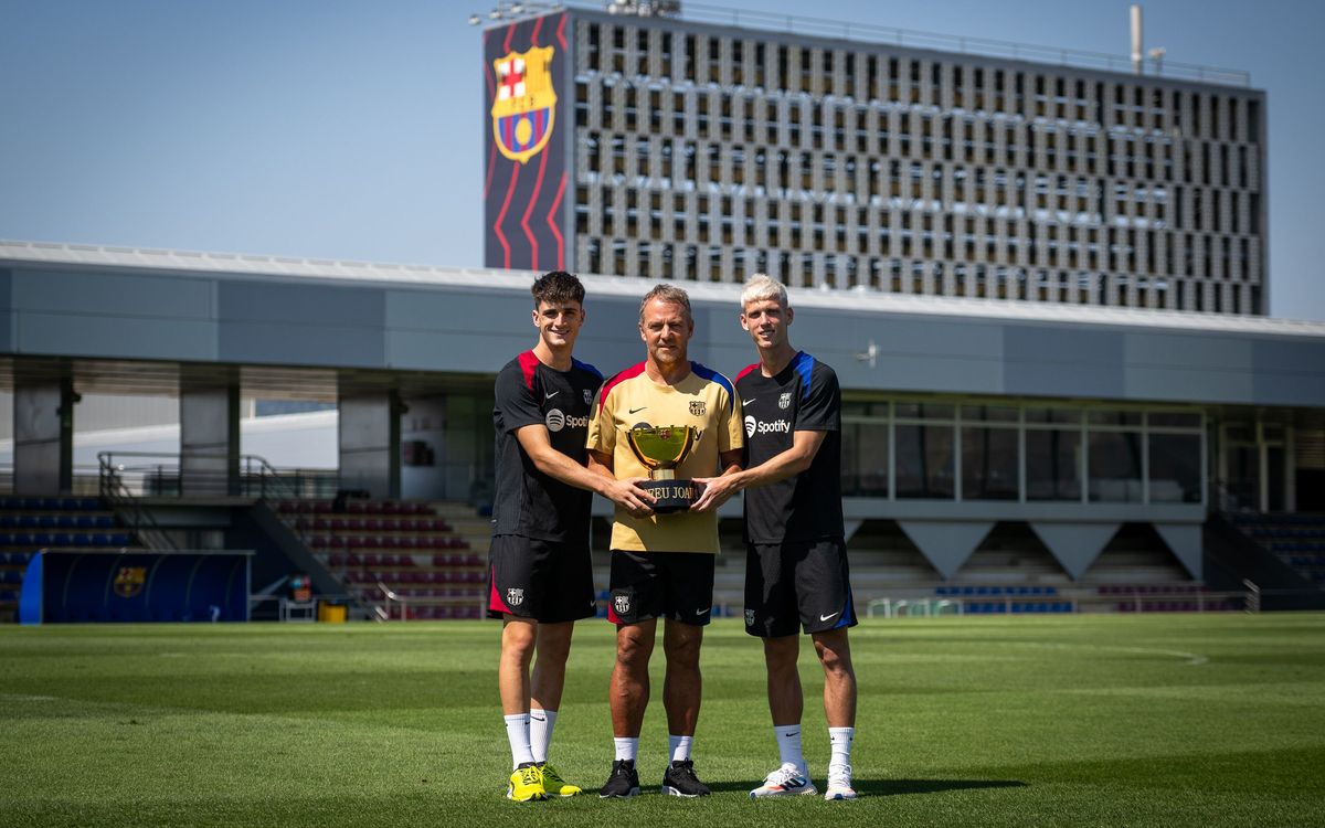 Flick, Olmo and Pau Víctor pose for photo with the Joan Gamper Trophy