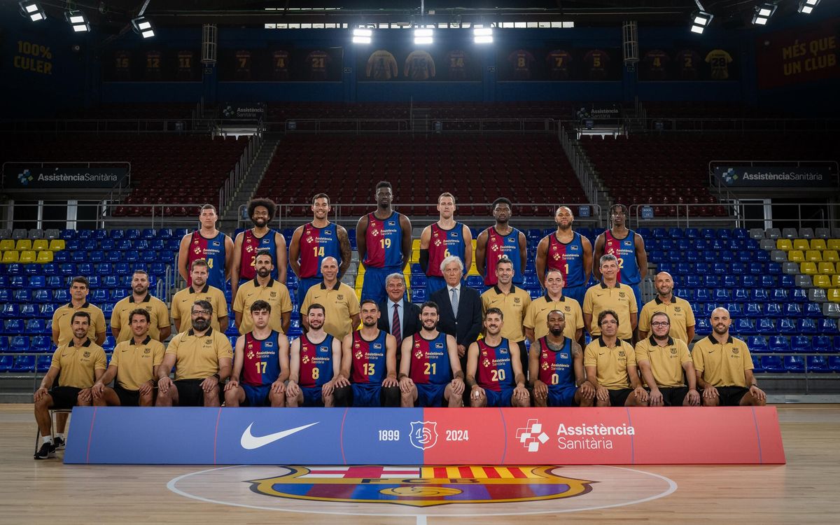 Official Barça basketball team photograph before trip to China