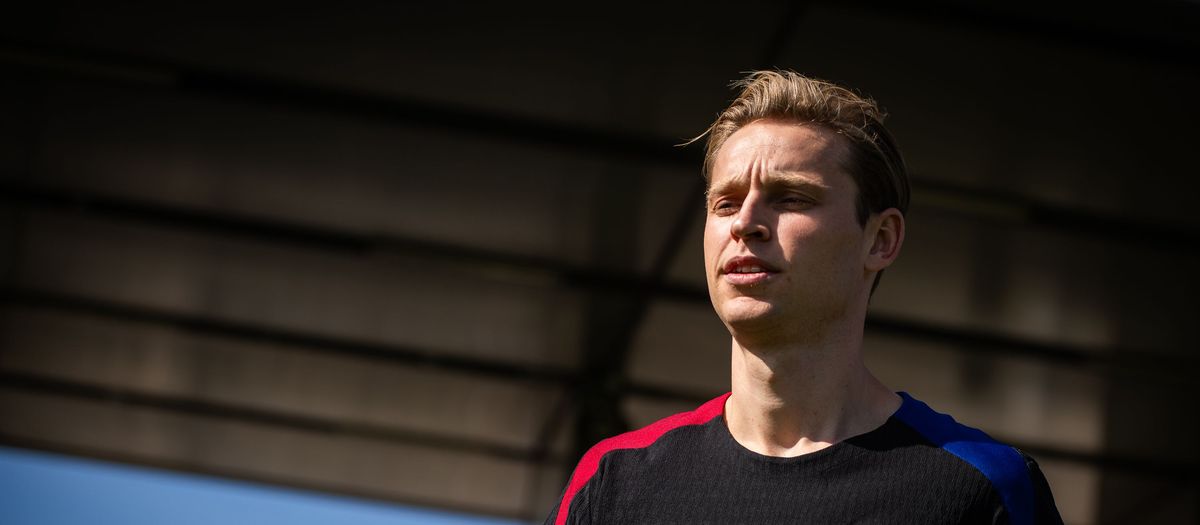 Frenkie de Jong trains with the squad for part of the session