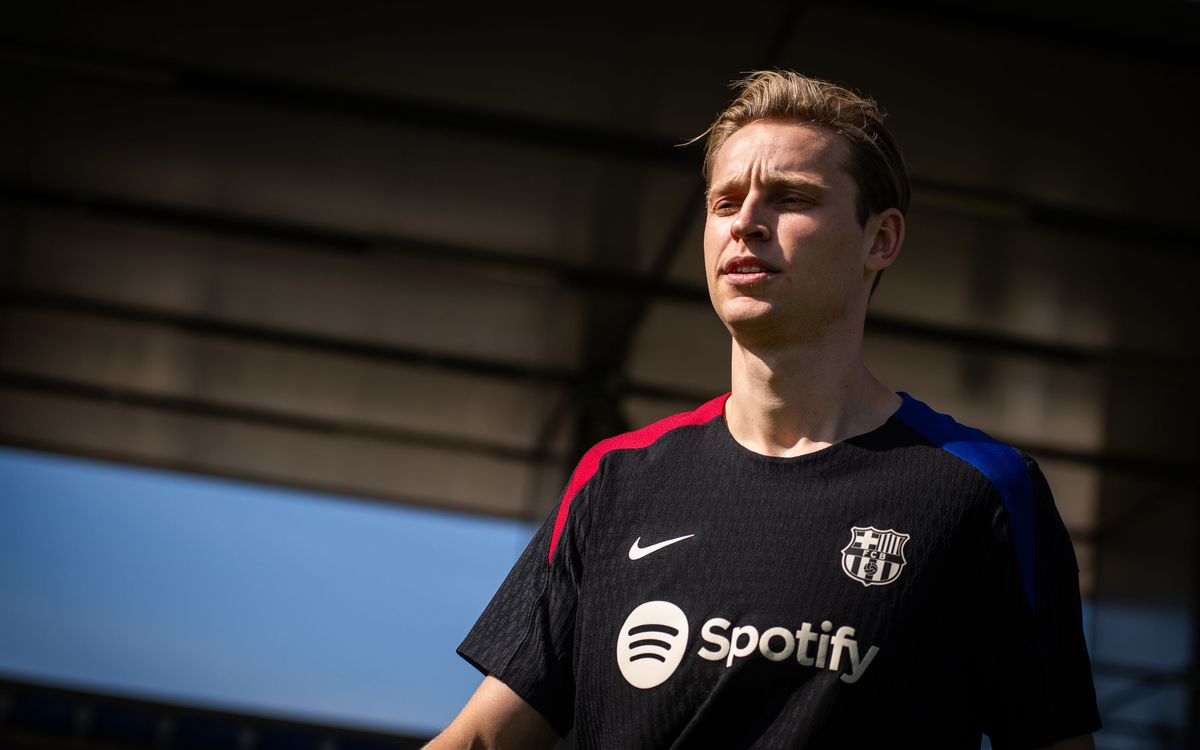 Frenkie de Jong trains with the squad for part of the session