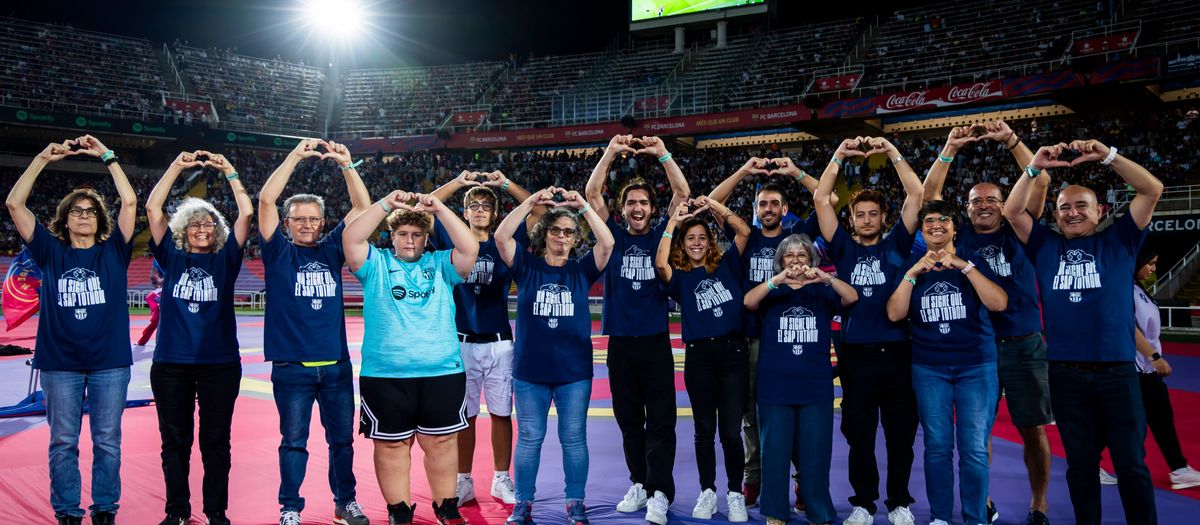 Barça Anthem subtitled and performed in sign language before Barça v Getafe match as part of International Week of Deaf People