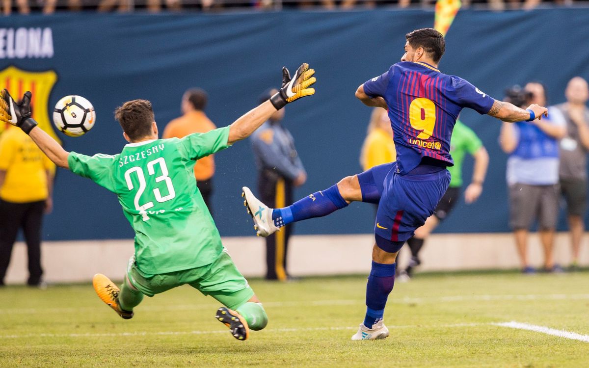 Szczesny, con Luis Suárez.