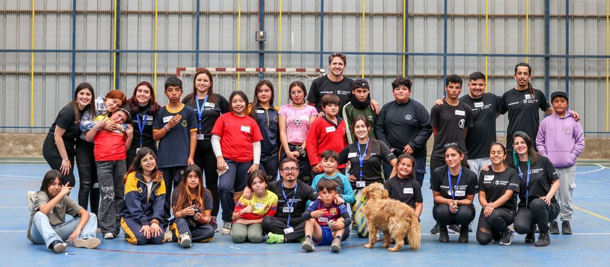 José Edmílson visita el projecte que la Fundació i Scotiabank desenvolupen a Xile