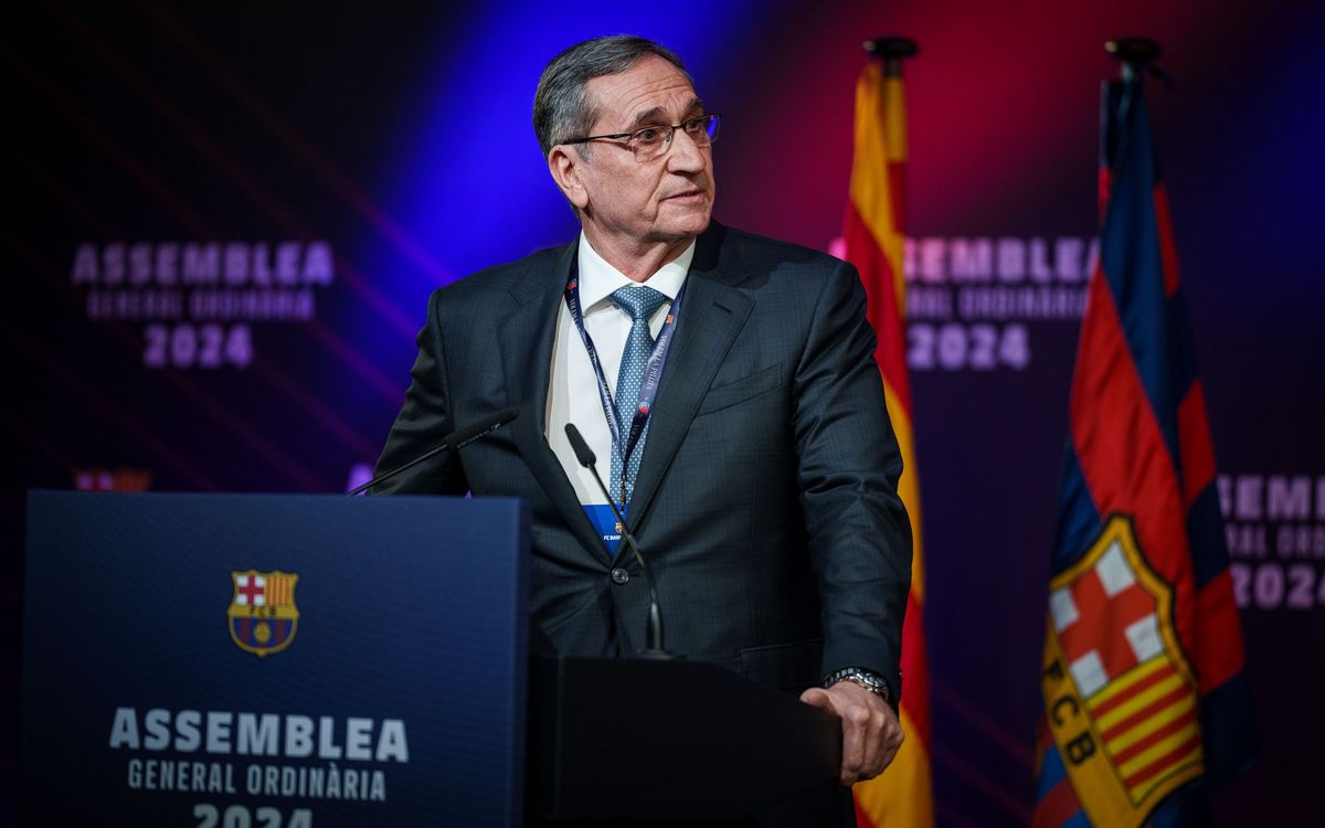 Valero Rivera receives the distinction of Honorary Member of the Handball Section