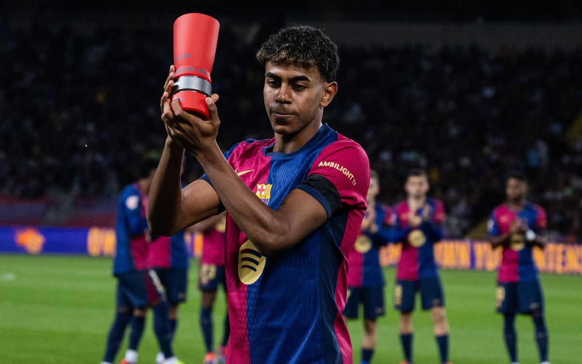 Lamine Yamal shows off La Liga Player of the Month award for September