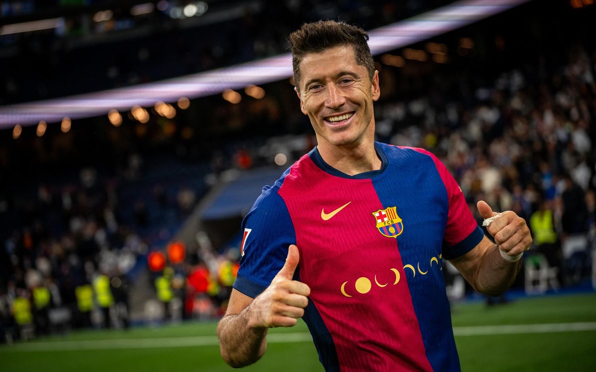 Lewandowski enters record books with brace