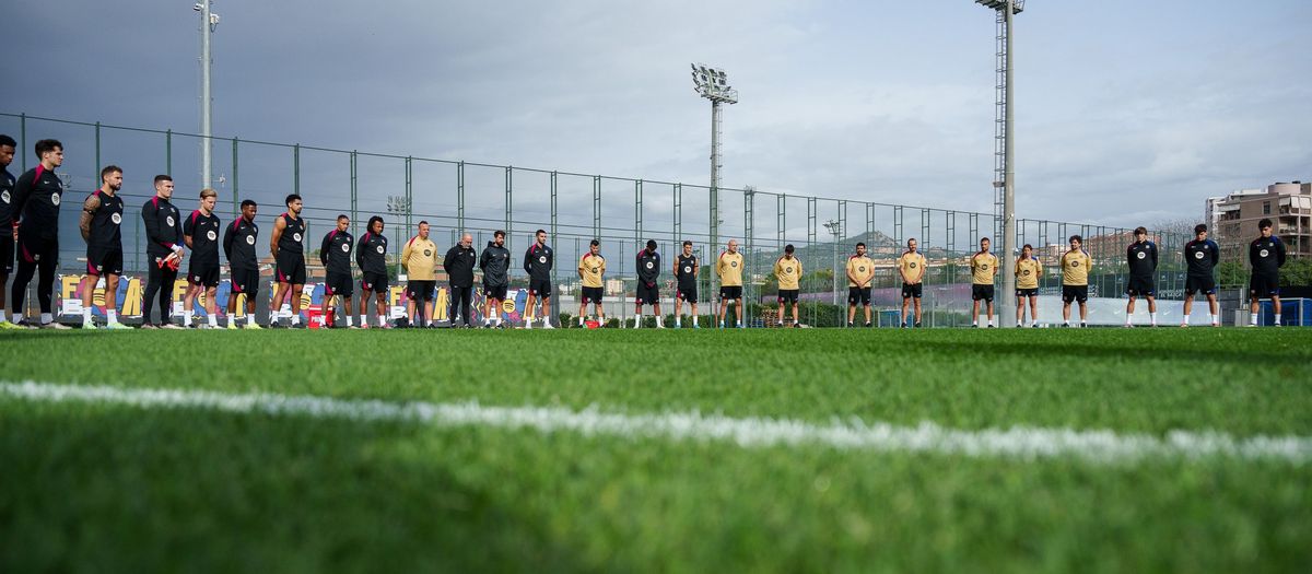 FC Barcelona first team observe a minute's silence