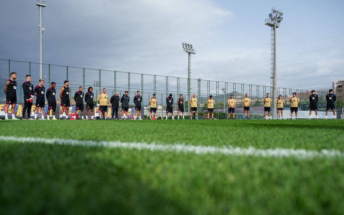 El primer equipo del FC Barcelona guarda un minuto de silencio