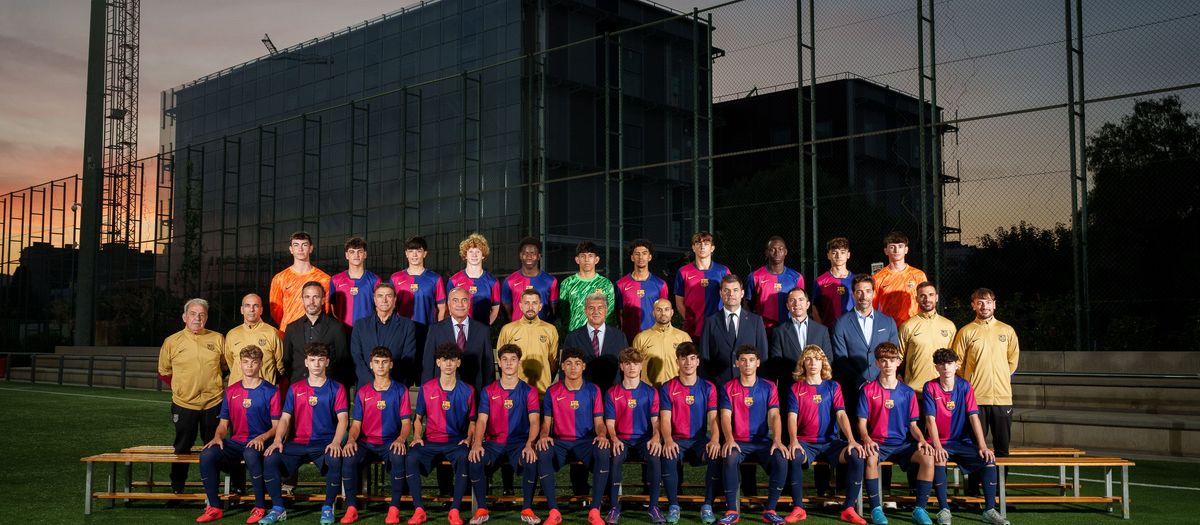 El Futbol Formatiu es fa la fotografia oficial amb el president Laporta