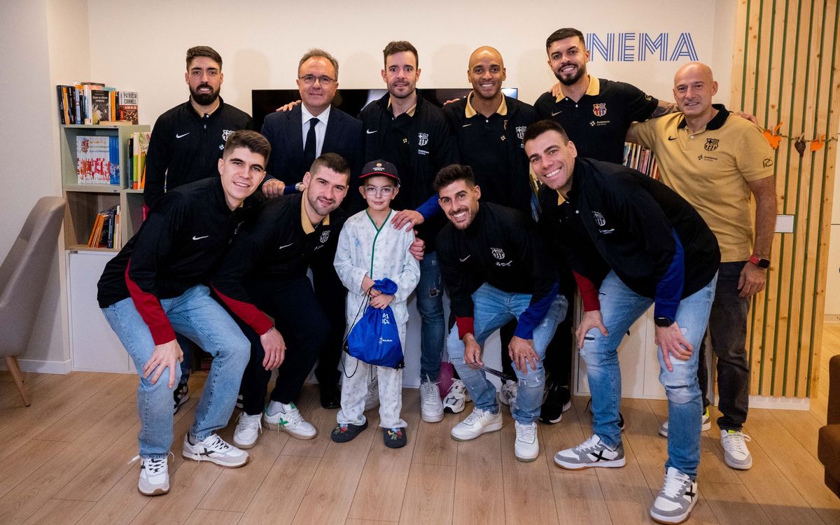 El futsal azulgrana reparte ilusión a los niños ingresados en el hospital de Vall d'Hebron